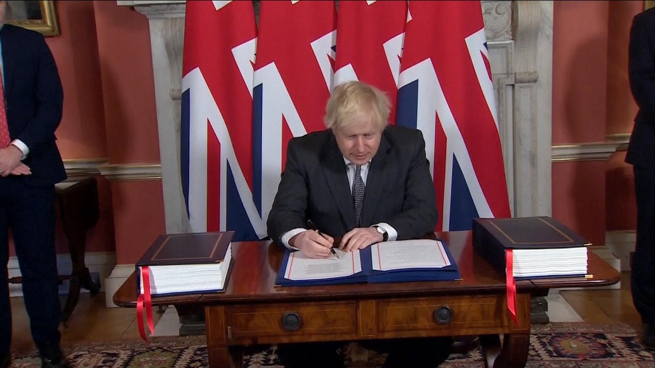 Соглашение о торговле и сотрудничестве между ЕС И Великобританией. Новый премьер министр Великобритании подписывает договор. Брексит. Брекзит. Соглашение с британией