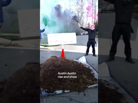 Activists dump manure in front of house of several US officials