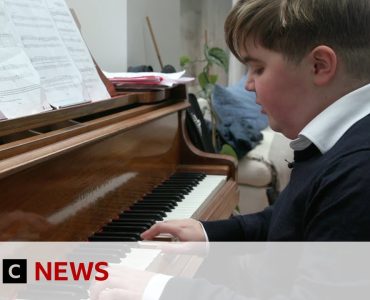 The tech helping teen with Duchenne muscular dystrophy live his musical dream | BBC News